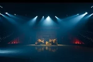 《十七楼的风》封面：半开的窗与飘起的窗帘