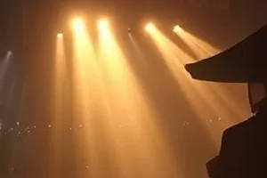 《凌晨三点的热可可》封面：深夜便利店收银台的一盏灯