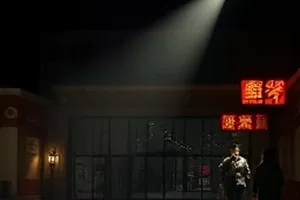 《玫瑰与铁盒》封面：旧木桌上的锈铁盒与一支玫瑰